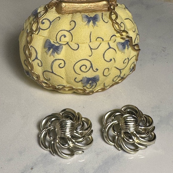 Vintage Coro Clip-on Floral Earrings Silver Tone - Picture 3 of 8